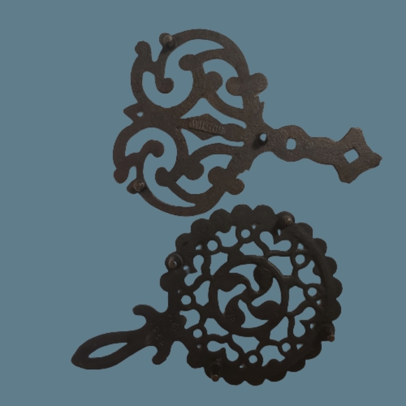 Set of Vintage Cast Iron Trivets - Picture 2 of 4